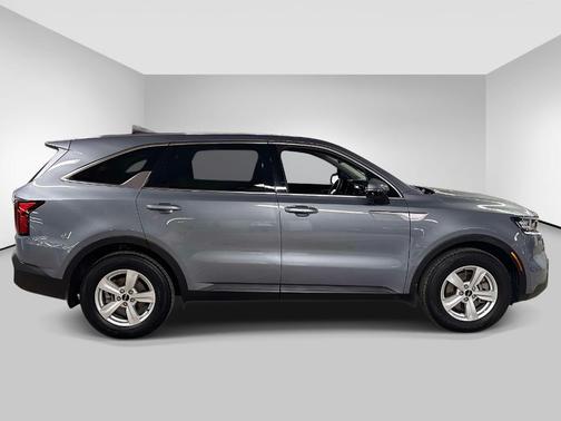 Everlasting Silver 2022 Kia Sorento LX