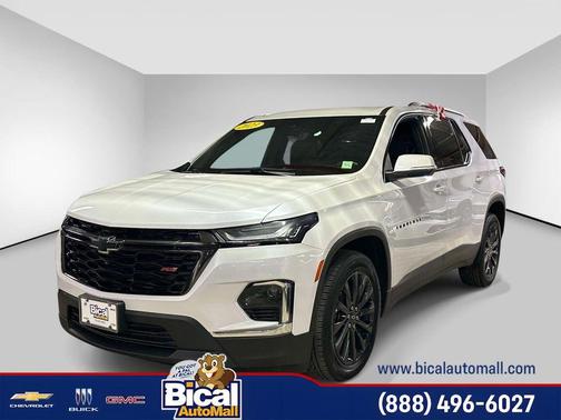 Iridescent Pearl Tricoat 2023 Chevrolet Traverse RS