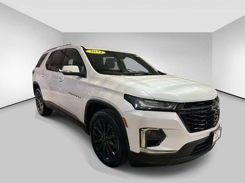 Iridescent Pearl Tricoat 2023 Chevrolet Traverse RS