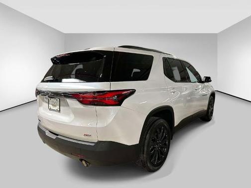 Iridescent Pearl Tricoat 2023 Chevrolet Traverse RS