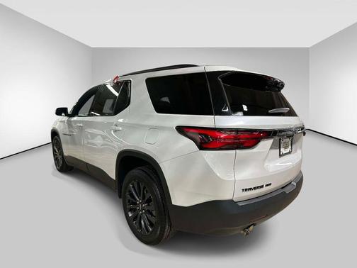 Iridescent Pearl Tricoat 2023 Chevrolet Traverse RS