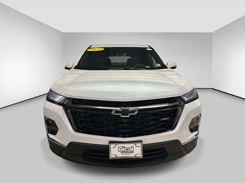 Iridescent Pearl Tricoat 2023 Chevrolet Traverse RS