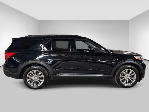 Black Metallic 2022 Ford Explorer XLT