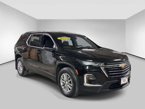 Mosaic Black Metallic 2023 Chevrolet Traverse LT Cloth