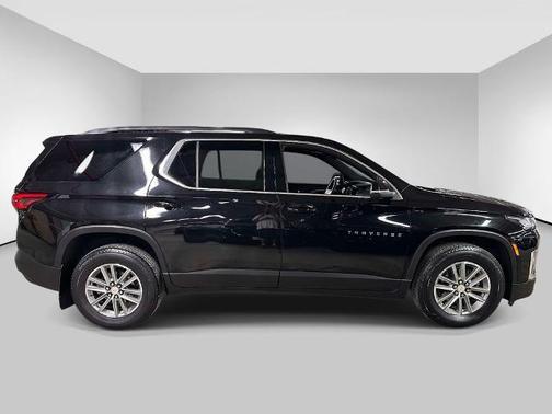 Mosaic Black Metallic 2023 Chevrolet Traverse LT Cloth