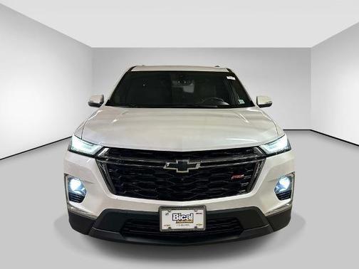 Iridescent Pearl Tricoat 2023 Chevrolet Traverse RS