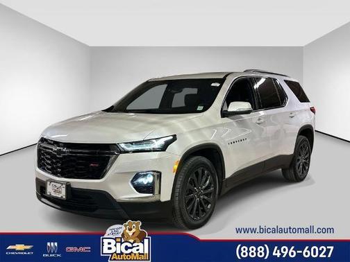 Iridescent Pearl Tricoat 2023 Chevrolet Traverse RS