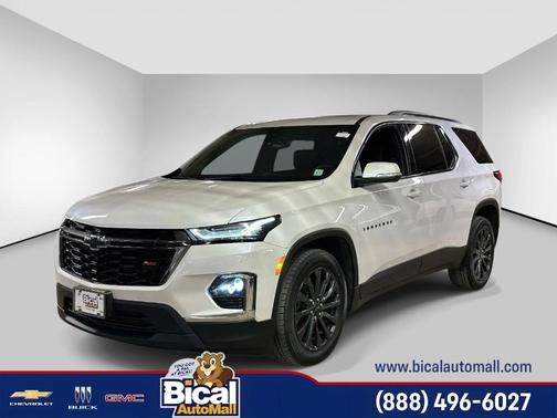 Iridescent Pearl Tricoat 2023 Chevrolet Traverse RS