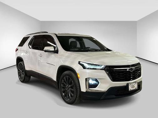 Iridescent Pearl Tricoat 2023 Chevrolet Traverse RS