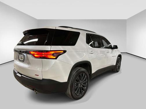 Iridescent Pearl Tricoat 2023 Chevrolet Traverse RS