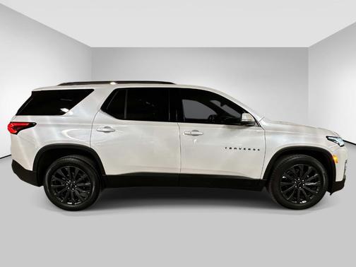 Iridescent Pearl Tricoat 2023 Chevrolet Traverse RS