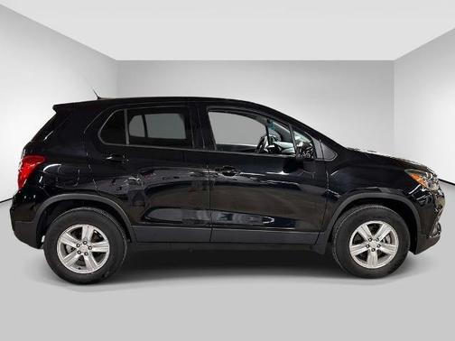 Mosaic Black Metallic 2022 Chevrolet Trax LS