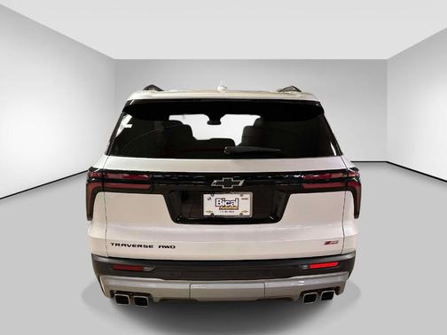 Iridescent Pearl Tricoat 2024 Chevrolet Traverse Z71