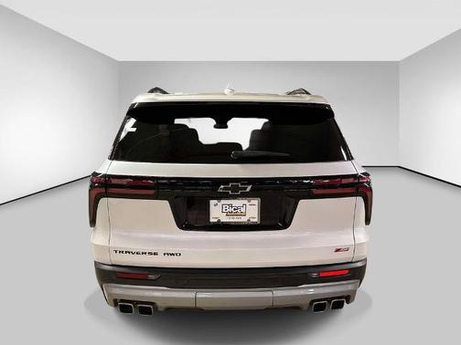 Iridescent Pearl Tricoat 2024 Chevrolet Traverse Z71