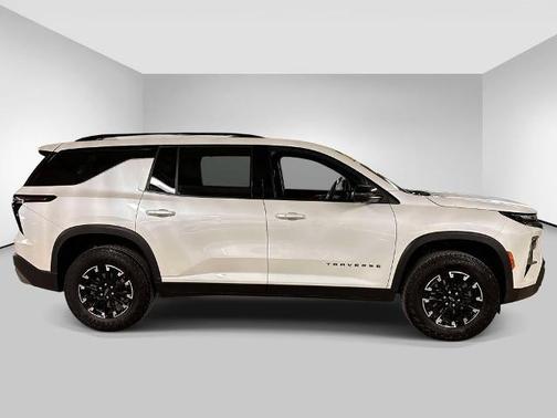 Iridescent Pearl Tricoat 2024 Chevrolet Traverse Z71