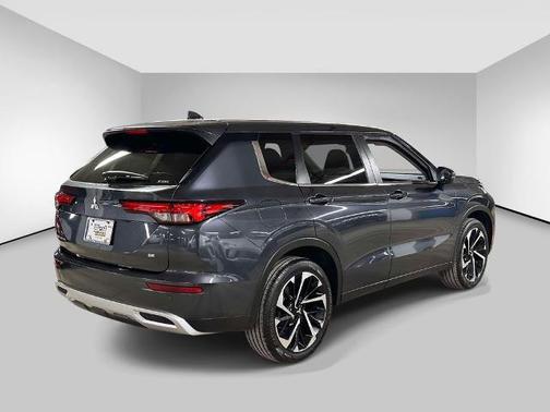 Gray 2024 Mitsubishi Outlander SE