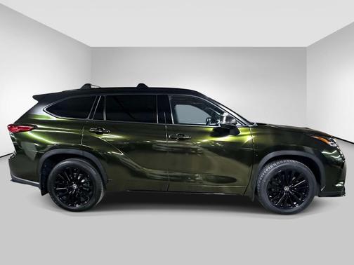 Magnetic Gray Metallic 2023 Toyota Highlander XSE