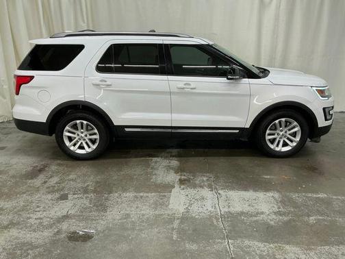 OXFORD WHITE 2017 Ford Explorer XLT