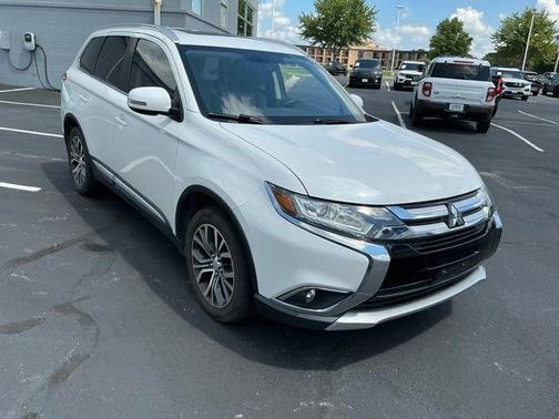 Diamond White Pearl 2017 Mitsubishi Outlander SE
