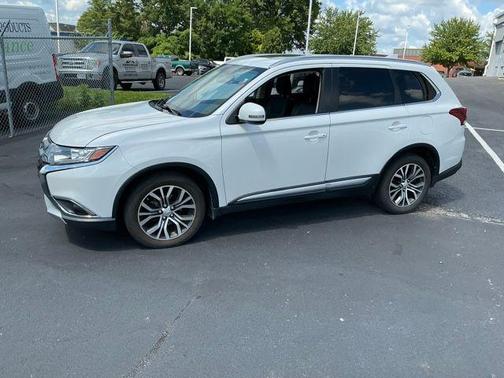 Diamond White Pearl 2017 Mitsubishi Outlander SE