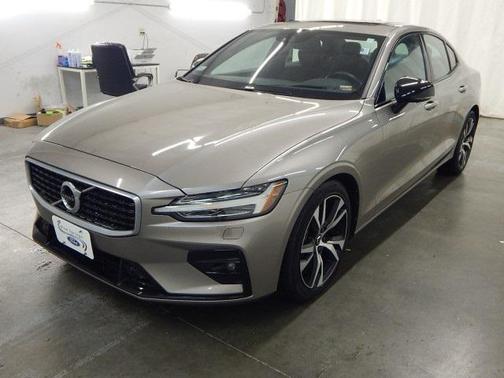 2019 Volvo S60 T6 R-Design