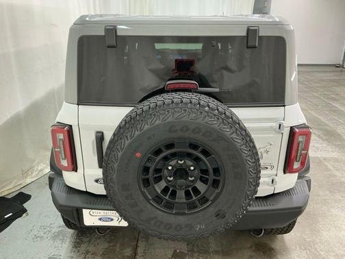 OXFORD WHITE 2026 Ford Bronco Badlands