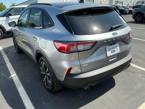 Iconic Silver Metallic 2022 Ford Escape SE
