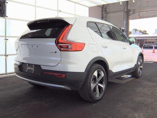 2024 Volvo XC40 B5 Plus Bright Theme