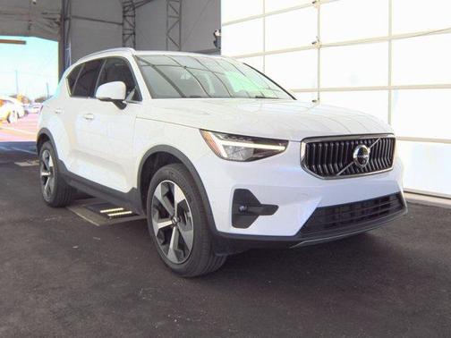 2024 Volvo XC40 B5 Plus Bright Theme