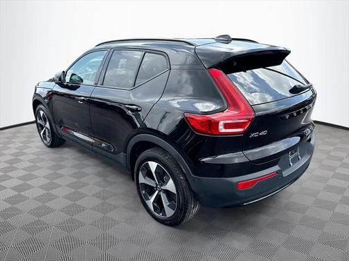 2023 Volvo XC40 B4 Ultimate Dark Theme