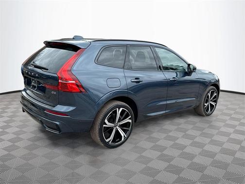2023 Volvo XC60 B5 Ultimate Dark Theme
