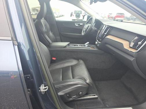 2023 Volvo XC60 B5 Ultimate Dark Theme