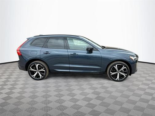 2023 Volvo XC60 B5 Ultimate Dark Theme