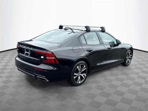 2022 Volvo S60 Recharge Plug-In Hybrid T8 R-Design Expression