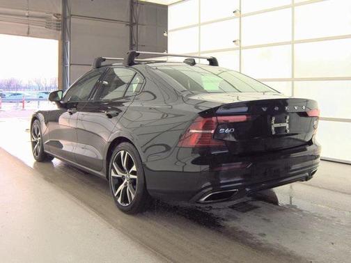 2022 Volvo S60 Recharge Plug-In Hybrid T8 R-Design Expression