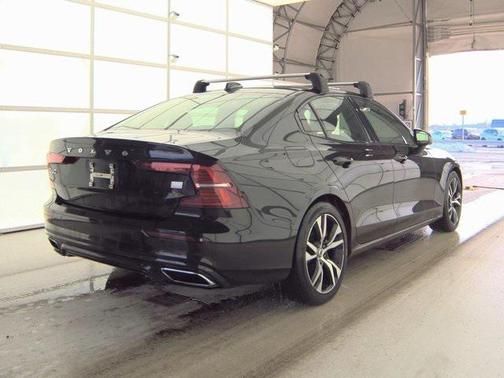 2022 Volvo S60 Recharge Plug-In Hybrid T8 R-Design Expression