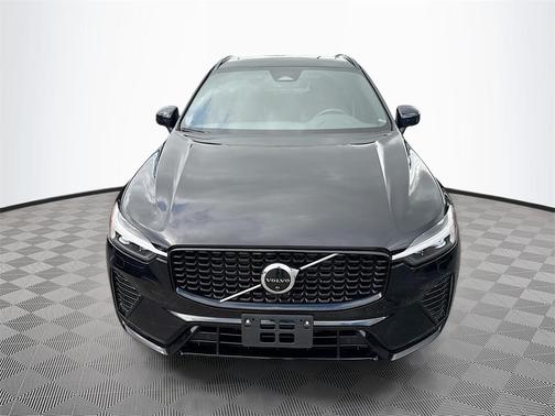2023 Volvo XC60 B5 Plus Dark Theme