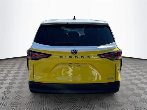 2022 Toyota Sienna LE