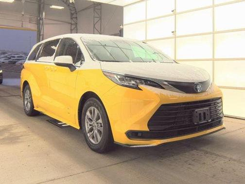 2022 Toyota Sienna LE