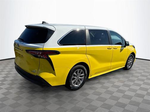 2022 Toyota Sienna LE