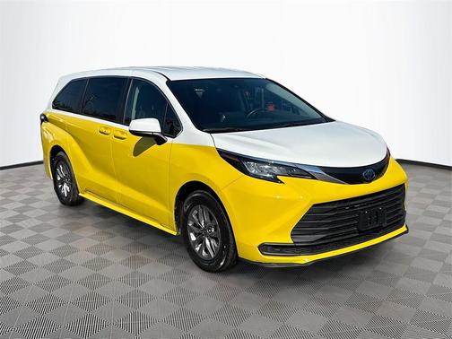 2022 Toyota Sienna LE