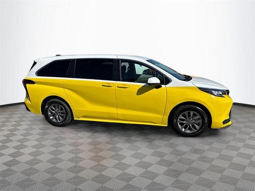 2022 Toyota Sienna LE
