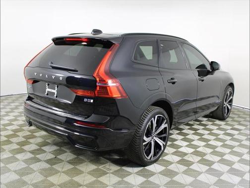 2022 Volvo XC60 B5 R-Design