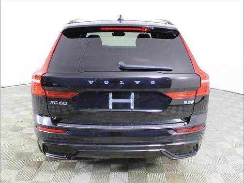 2022 Volvo XC60 B5 R-Design