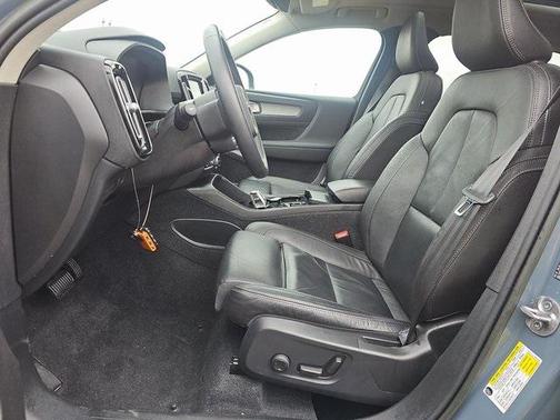2023 Volvo XC40 B4 Plus Bright Theme