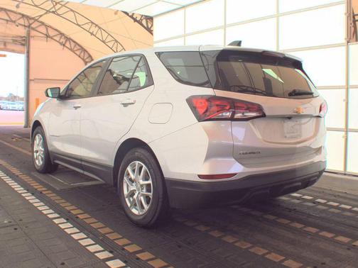 Silver Ice Metallic 2022 Chevrolet Equinox LS