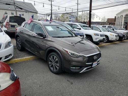 2017 INFINITI QX30 Premium