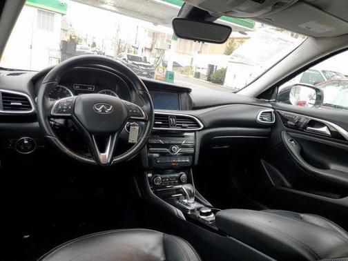 2017 INFINITI QX30 Premium