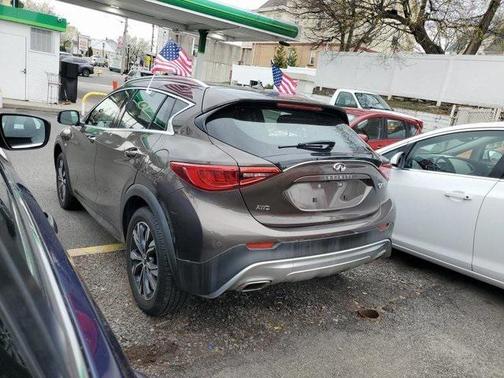 2017 INFINITI QX30 Premium