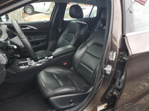 2017 INFINITI QX30 Premium